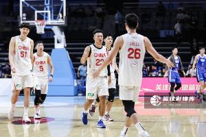 记者:男篮靠挡拆发动创造空间奠定优势 仍存空间闭塞低位强攻问题