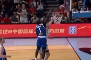 杨瀚森反击被钉板！郭艾伦：20岁最好年纪的NBA新秀 直接砸进去啊