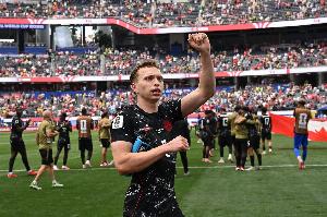 加拿大国脚回国遭遇航班问题：我降落在错误的城市，行李也不见了