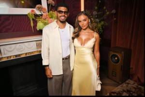 太阳报：吉布斯-怀特携未婚妻出席奢侈手表店开业活动