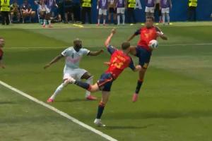 是点球吗？罗德里禁区内手碰到皮球，裁判没有表示