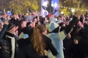 凌晨1点举国欢腾！布宜诺斯艾利斯街头庆祝阿根廷晋级四强