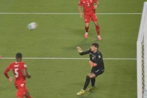 冈萨雷斯底线极限传中，麦卡门前近距离头球顶飞